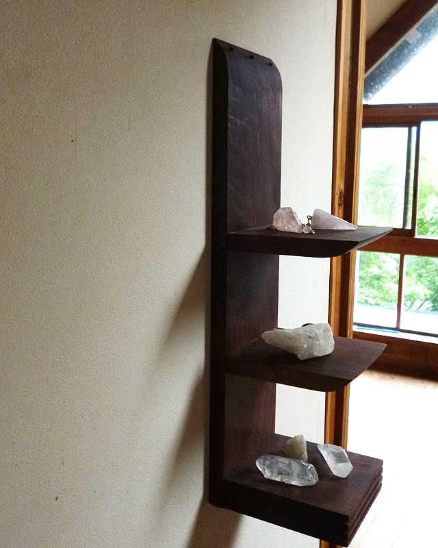 パワーストーンシェルフ 壁 部屋
