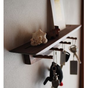 画像: 壁掛け棚【キーフック・ショート　ウォールナット モデル】ウォールシェルフとフック1台2役の壁掛け飾り棚