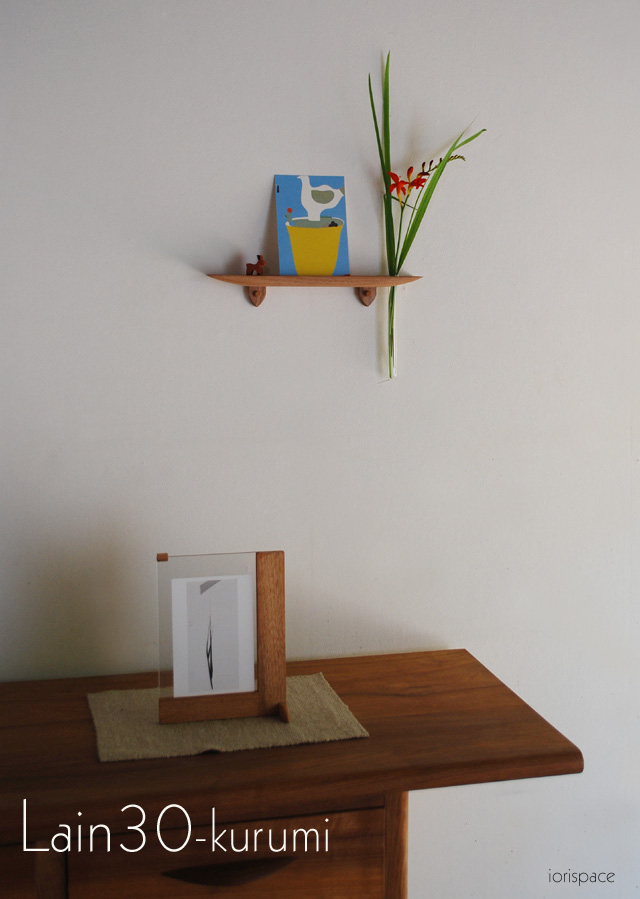 画像: 壁掛け棚ＬＡＩＮ（ライン）３０クルミモデル　スリムでコンパクト　一輪挿しにもなる 木製壁掛け飾り棚