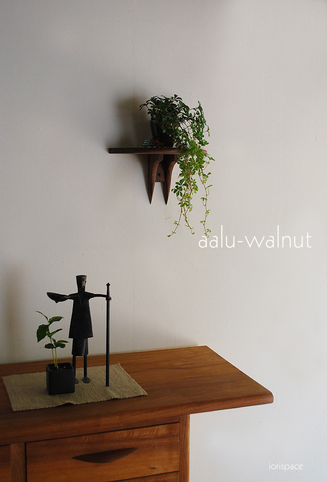 画像: 壁掛け棚【aalu（アール）ウォールナットモデル】木製のスタイリッシュ壁掛け飾り棚　